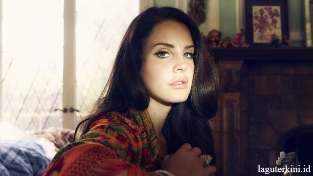 Lana Del Rey Kenalkan Lagu Barunya 'Henry Come On'